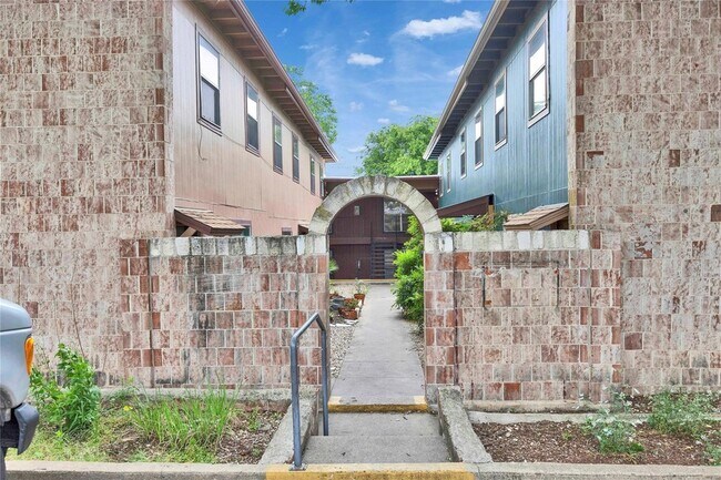 Building Photo - 2314 Greenfield Pkwy