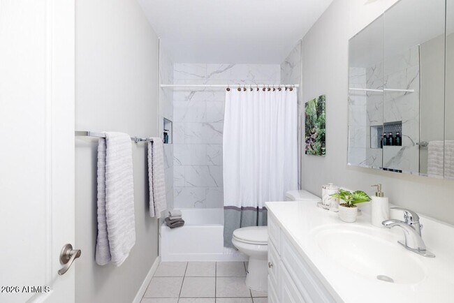 Building Photo - 3011 S Country Club Way