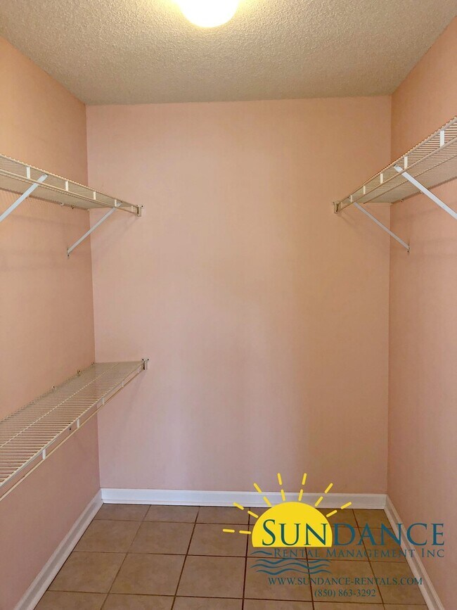 Building Photo - Convenient Destin Living with Community Am...