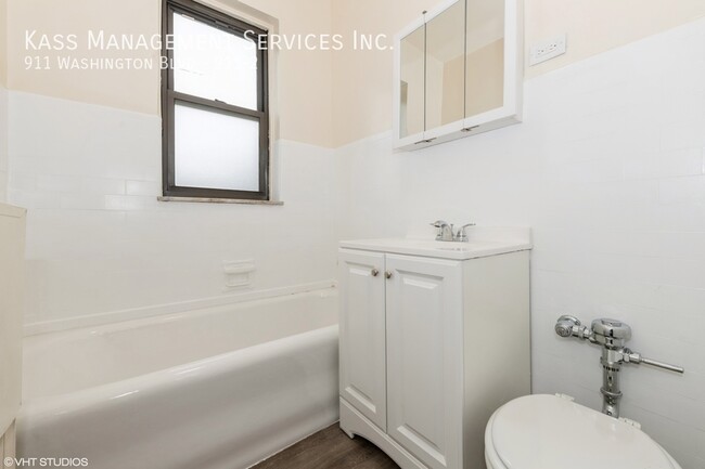 Building Photo - Beautiful 2 bedroom unit in Oak Park!