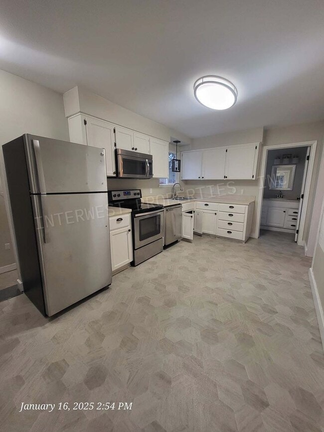 Building Photo - Super Cute 2bd Ranch Style Hillsboro home w/Garage, w/d hookups and yard!