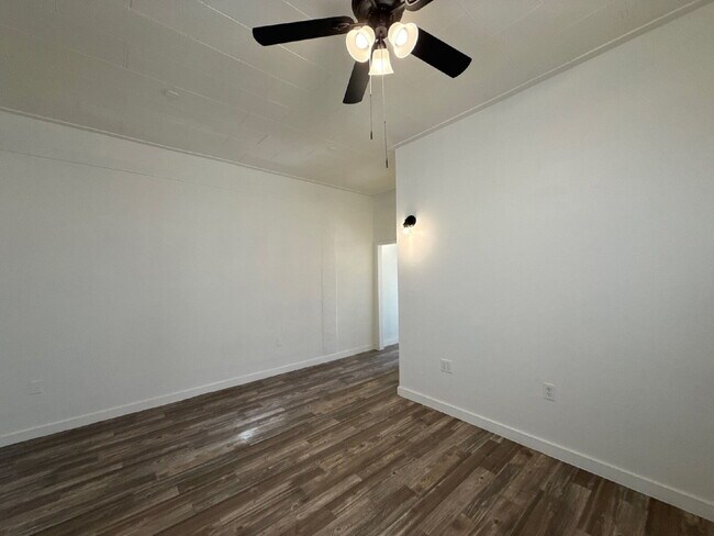 Building Photo - Great 1 bd apartment with private yard! Ridgecrest! Move in special!