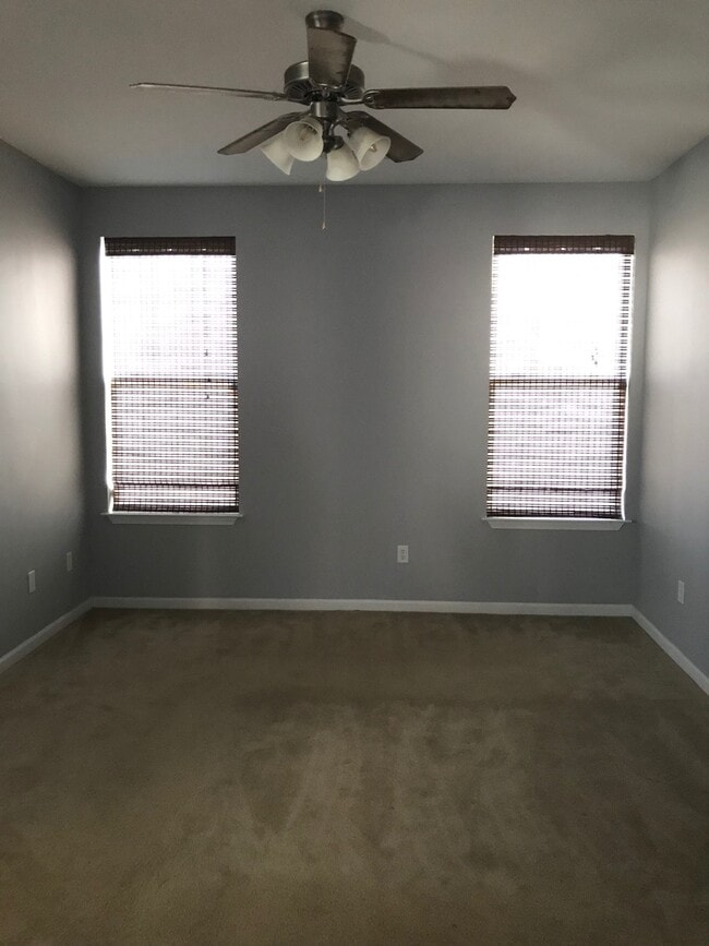 Building Photo - 4 bedroom, 2.5 bath centrally located in T...