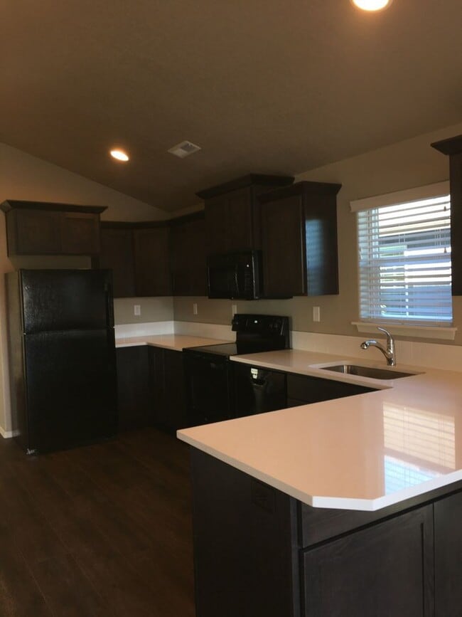 Building Photo - 3 Bedroom / 2 Bathroom Home in SW Redmond