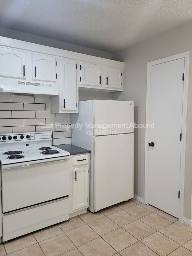 Building Photo - 101 E Broadway St