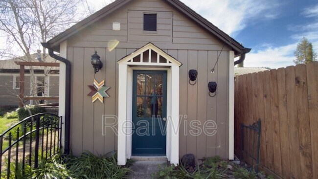 Building Photo - 501 NE Broadway St