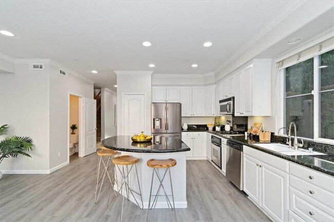 Building Photo - 3 Bedroom + Bonus Room End Unit Townhome