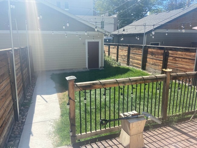 Building Photo - Sleek 3 Bedroom House in Sunnyside!! 6-8 m...