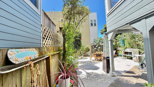 Building Photo - DREAM HOME! Spacious 3 BR + Sunroom/ 1.5 BA  in the Richmond area- AMSI