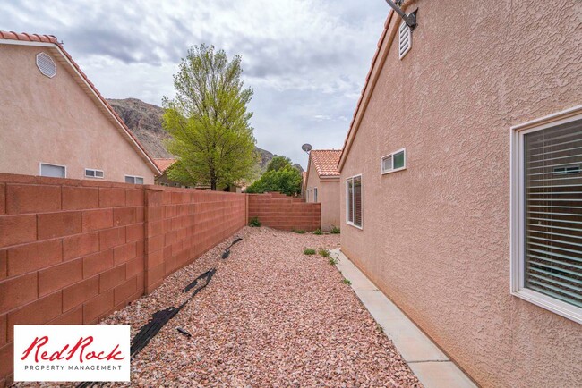 Building Photo - Dog Friendly - 3 Bedroom, 2 Bathroom Prope...