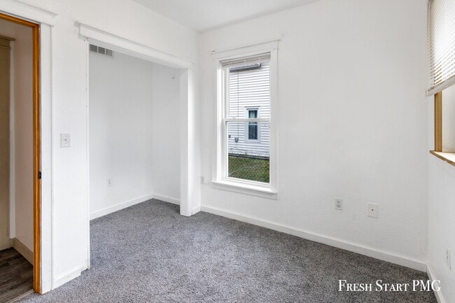 Building Photo - Spacious 4-Bedroom Home with Modern Style & Flexible Spaces