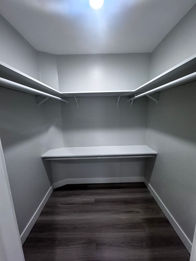 Building Photo - Spacious 3 Bed 2 Bath in Enderle Gardens: ...