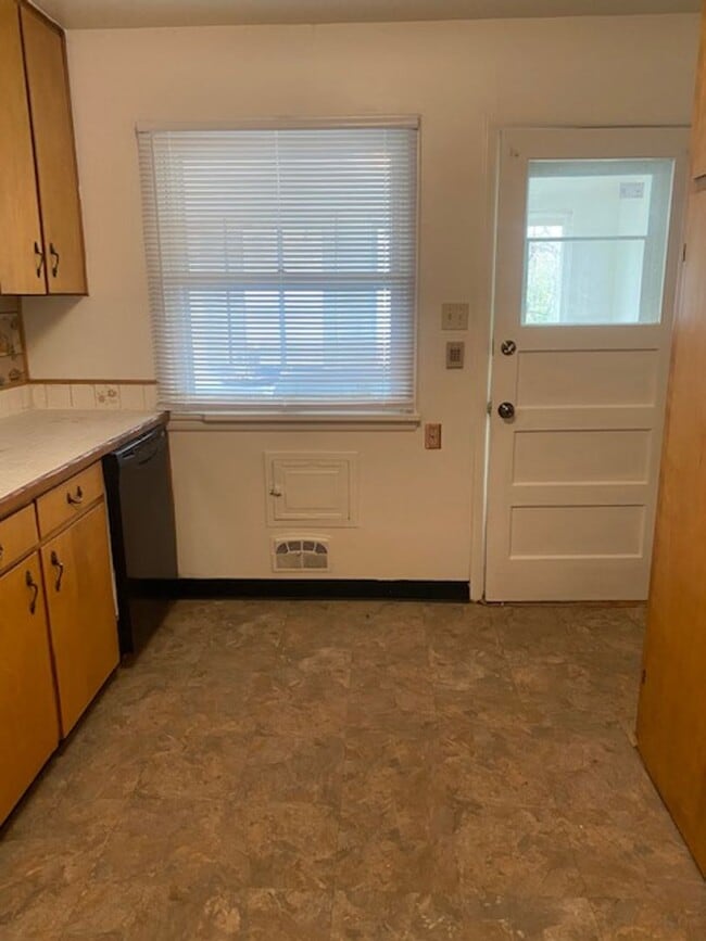 Building Photo - CHARMING 3 BED, 1 BATH HOME