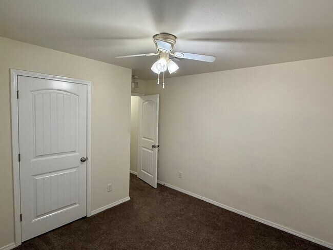 Building Photo - Great 3 Bed 2 Bath in Valencia Neighborhood