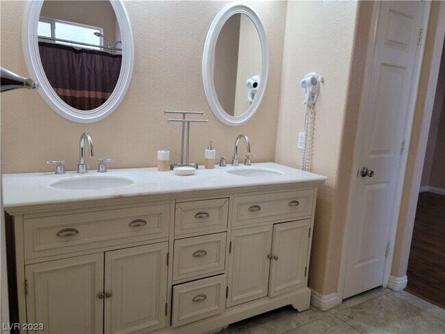 Building Photo - 1965 Digger Pine Dr