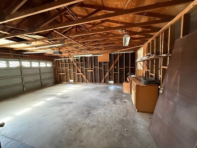 Building Photo - 3 Bed 2 Bath E Peach St