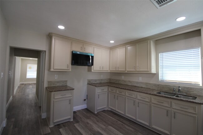 Building Photo - 6925 Avenue N