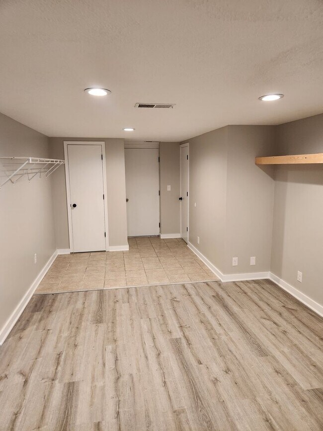 Building Photo - 3/2/1 Newly remodeled Plattsmouth house!