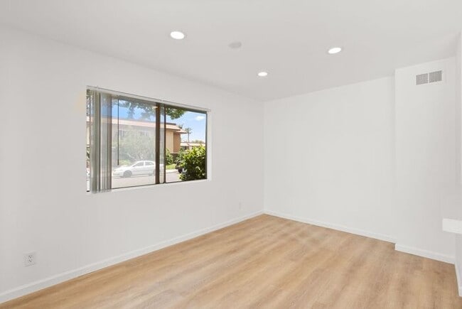 Building Photo - NEWLY RENOVATED South HB Gem!