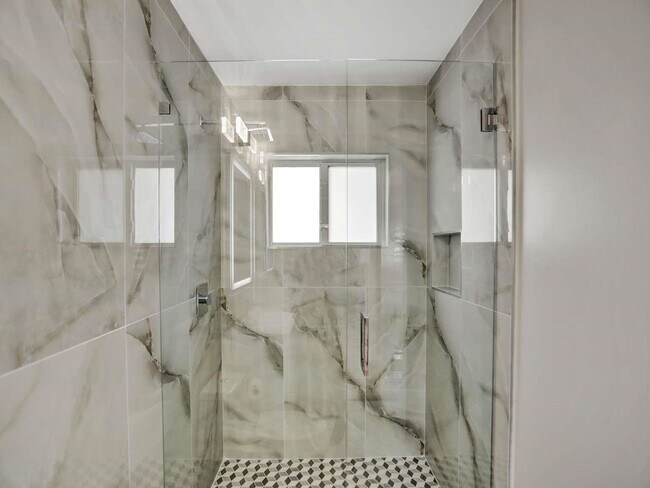 Building Photo - 491 SE 23rd Ave