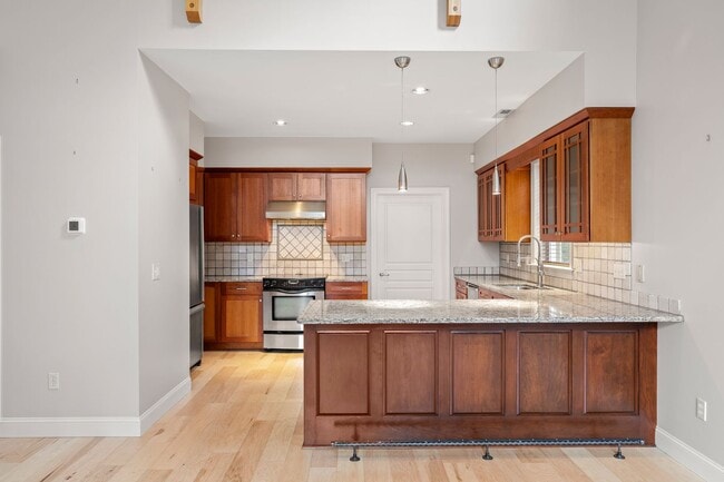 Building Photo - Spacious, Beautiful East Asheville Home