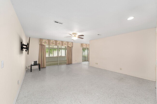 Building Photo - Beautiful 3/2 in Forest Ridge