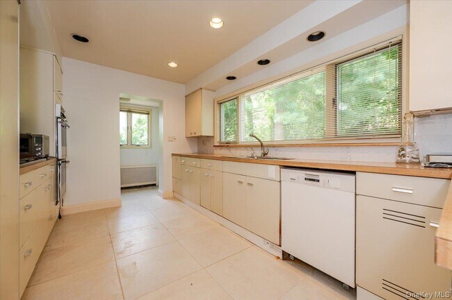 Building Photo - 1 Parkside Dr