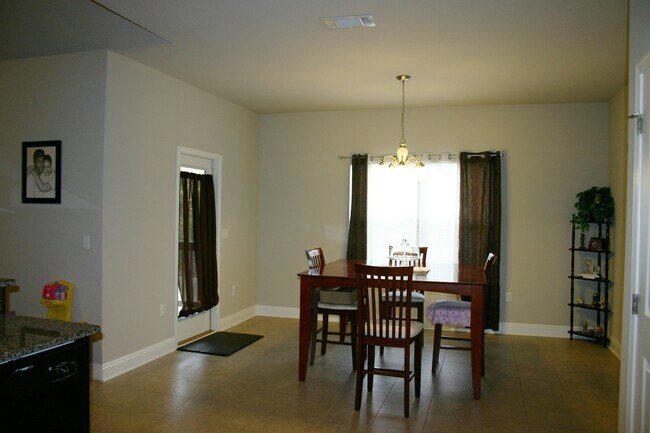 Building Photo - Great South Crestview Location!