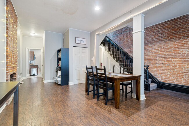 Building Photo - 5 bed, 2.5 Bath, Southside Flats
