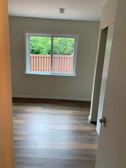 Building Photo - 152 Wintergreen Way