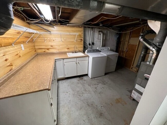 Building Photo - Duluth, MN - 4 Bedroom - 2 Bath - 2 car garage - Single family home