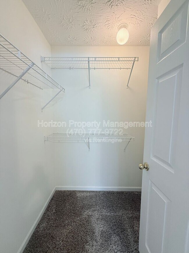 Building Photo - 4019 Hidden Hollow Dr