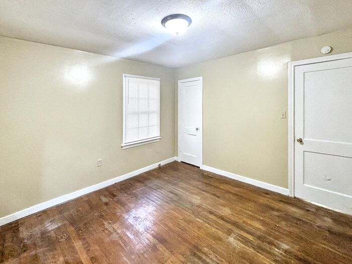 Building Photo - 3514 Hines St