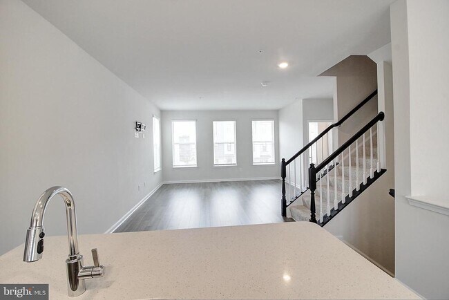 Building Photo - 470 Tiller St