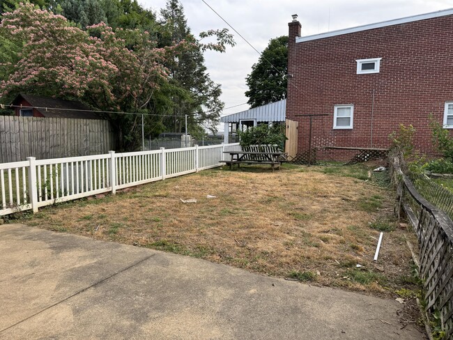 Building Photo - 40 Fairview Ave