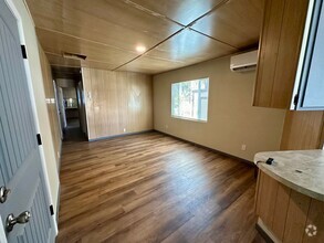 Building Photo - Newly remodeled trailer in park