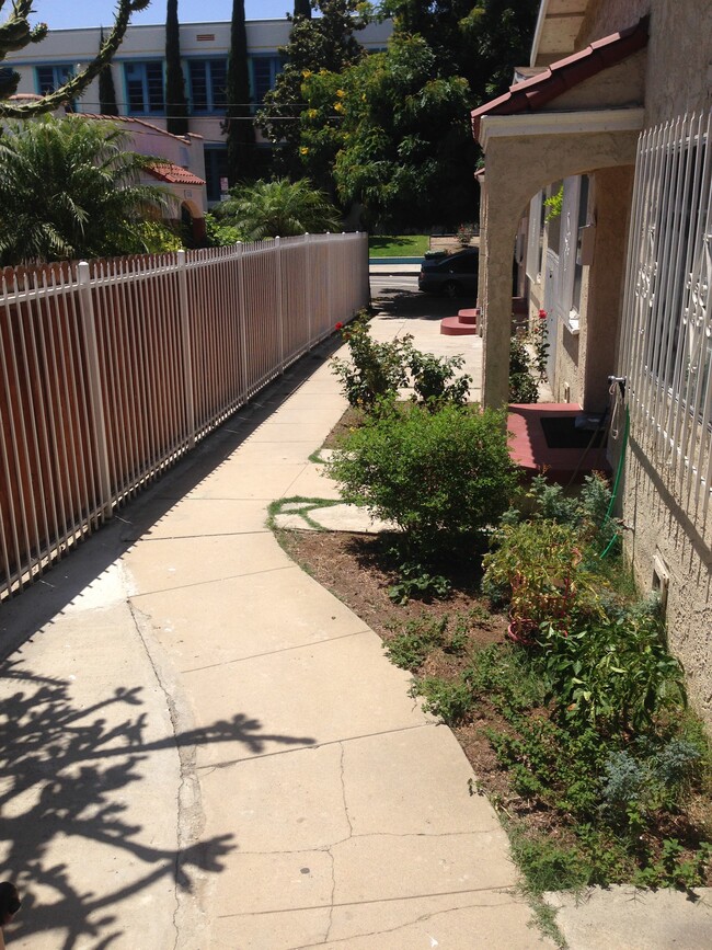 Building Photo - 1132 N Mariposa Ave