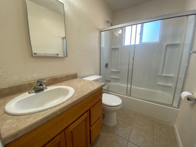 Building Photo - Fresh and Clean 3 bedroom home!