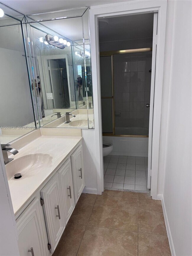 Building Photo - 2821 N Miami Beach Blvd
