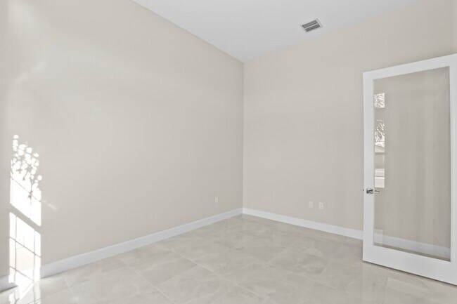 Building Photo - 14823 Wildwood Cir