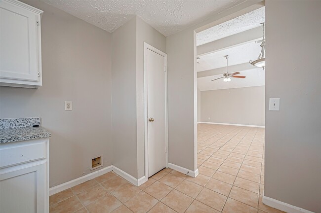 Building Photo - 7111 Village Lake Dr