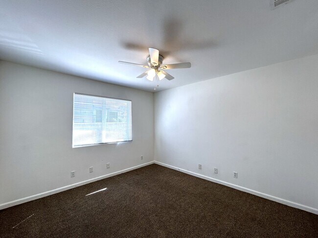 Building Photo - AVAILABLE NOW!! 3 Bedroom 2 Bath Apartment...