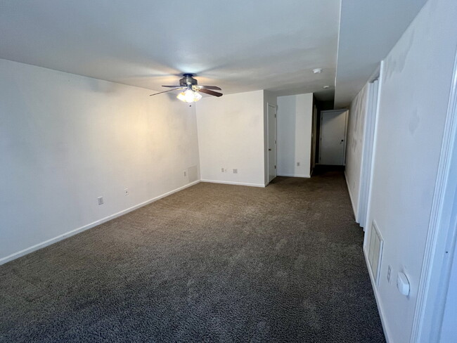 Building Photo - Spacious 2-3 Bdrm Townhouse with 2 Full an...