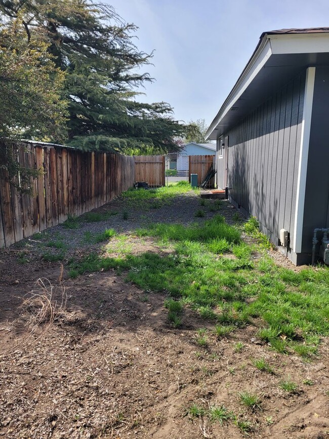 Building Photo - 3 bedrooms 2 bath