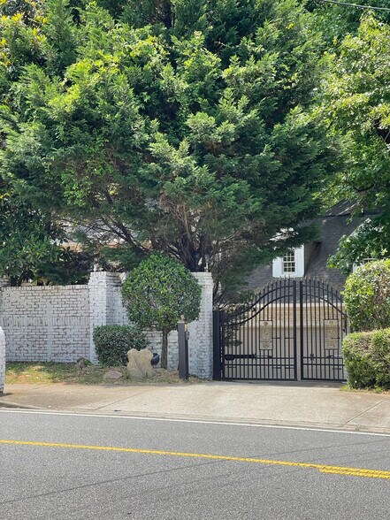 Building Photo - 915 Woodlawn Dr NE