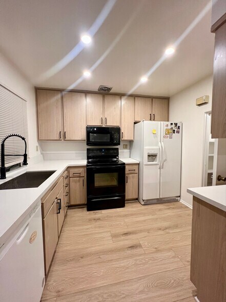 Primary Photo - 10335 Larwin Ave
