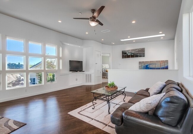 Building Photo - 28548 Meadow Glen Way W