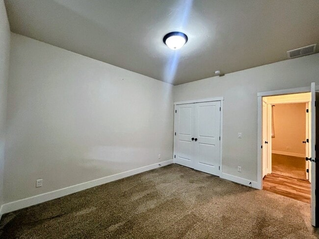 Building Photo - 929 Applewood Dr