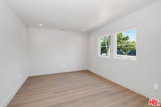 Building Photo - 4963 N Clybourn Ave