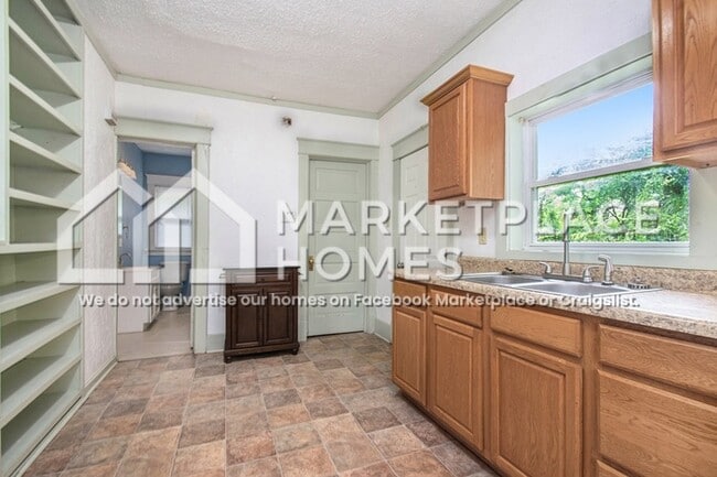 Building Photo - 822 N St Louis Blvd